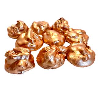 Metallic bronzen bonbon van witte chocolade en appeltaart