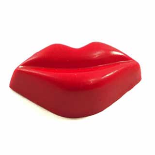Rode kus bonbon met een aardbei-slagroom vulling